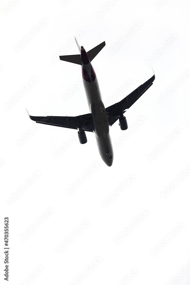 Flugzeug am Himmel im Gegenlicht Flugzeug am Himmel im Gegenlicht