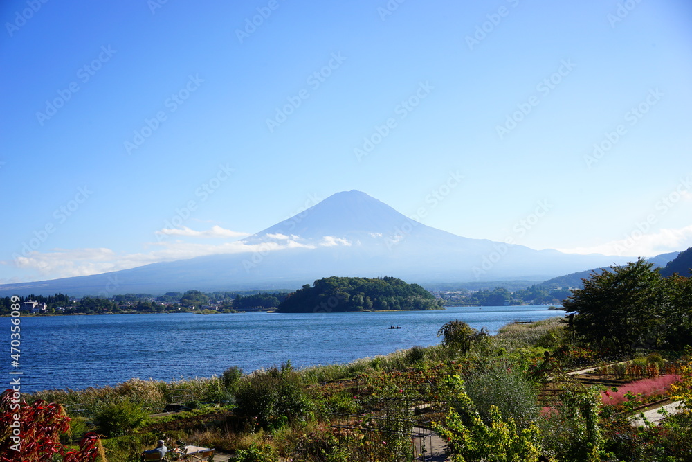 Autumn view of Mt. Fuji and Lake Kawaguchi in Yamanashi, Japan - 日本 山梨県 秋 富士山 河口湖