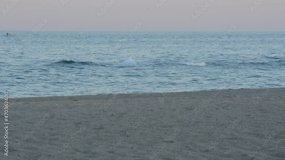 Grand calme sur la Méditerranée, juste quelques rares vagues. Grand calme sur la Méditerranée, juste quelques rares vagues.