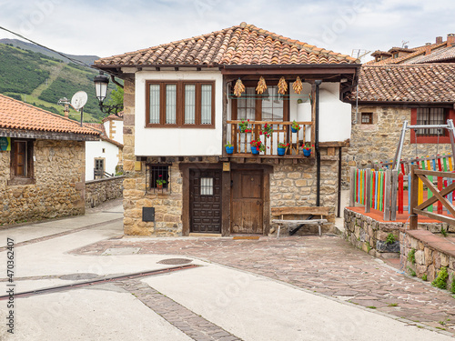 Vista de casas antiguas de piedra en el pueblo de Tudanca, en la Cantabria rural de España, verano de 2020