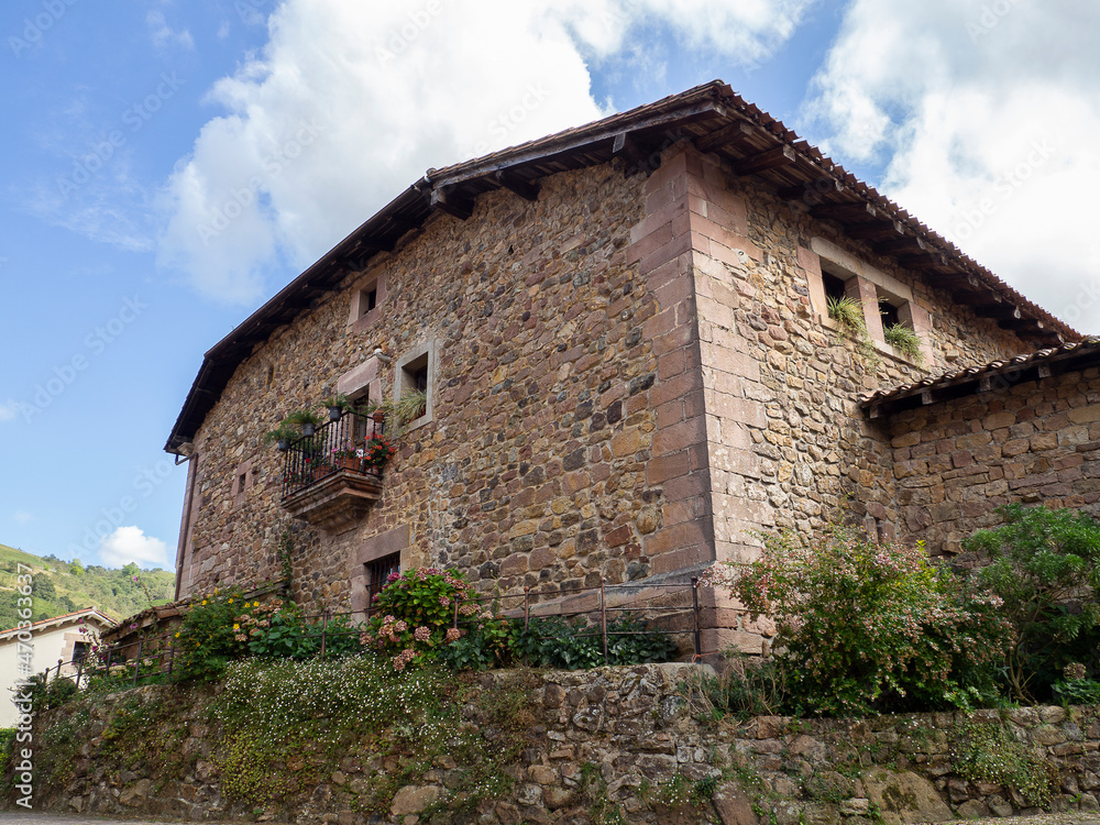 Vista de casas antiguas de piedra en el pueblo de Carmona, en la Cantabria rural de España, verano de 2020 Vista de casas antiguas de piedra en el pueblo de Carmona, en la Cantabria rural de España, verano de 2020