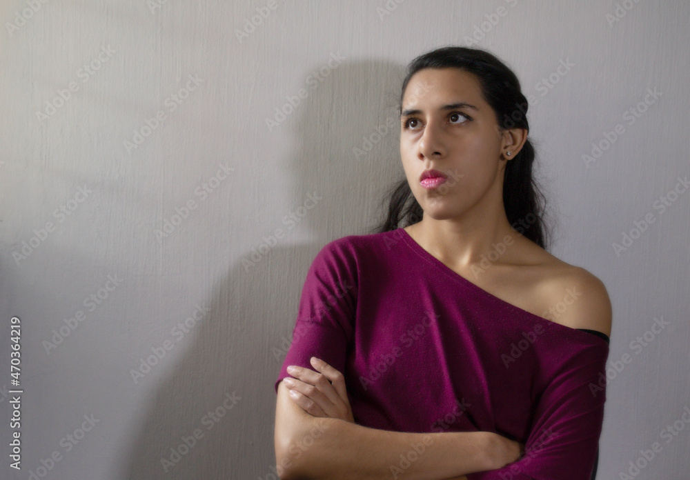 Obraz premium Mujer molesta vestida de morado