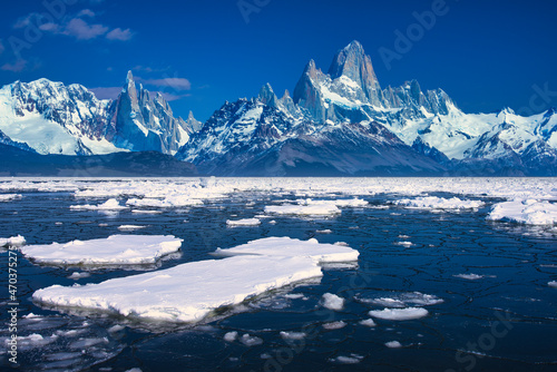 オホーツク海の流氷とフィッツロイ山の合成写真
