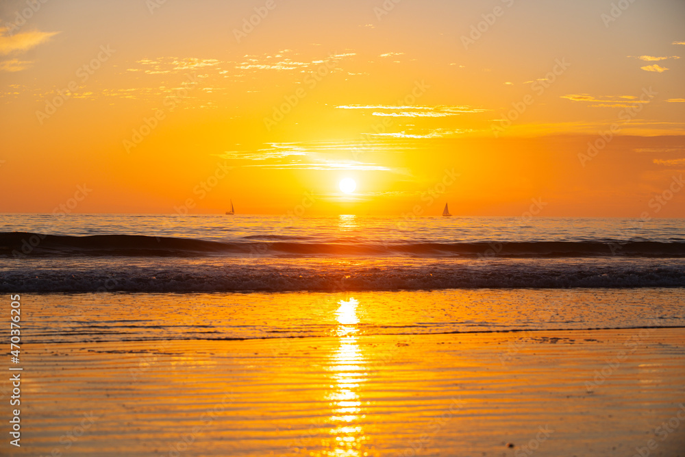 Obraz premium Ocean sunset on sky background with colorful clouds. Calm sea with sunrise sky.