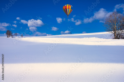 道東地方の真っ白い雪原上空を飛行するバルーン