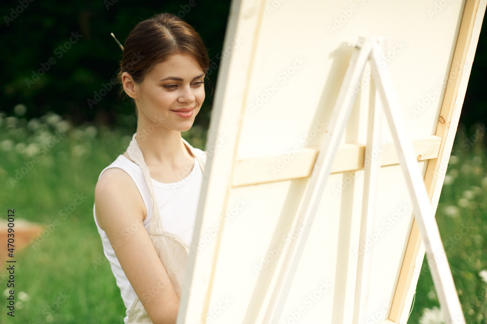 woman artist in aprons in nature draws a picture art woman artist in aprons in nature draws a picture art