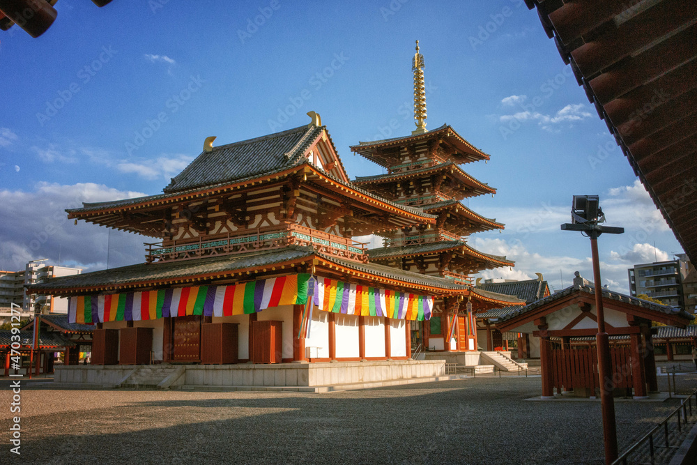 Naklejka premium 大阪、四天王寺の中心伽藍 金堂、五重塔、中門(仁王門)が見える境内風景