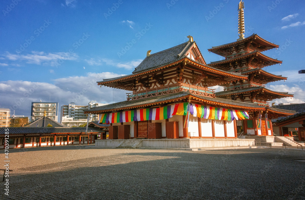 大阪、四天王寺の中心伽藍 金堂、五重塔、回廊が見える境内風景