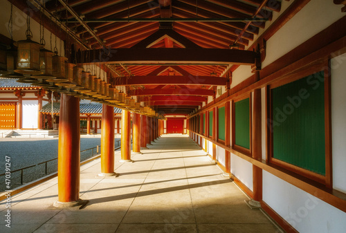 大阪、四天王寺の中心伽藍の回廊と講堂が見える風景 © 眞