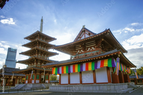 大阪、四天王寺の中心伽藍の金堂、五重塔、中門 (仁王門)