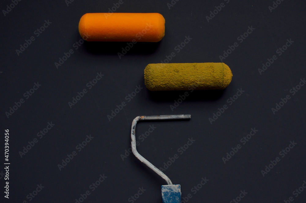 Naklejka premium old painting tools on blue background