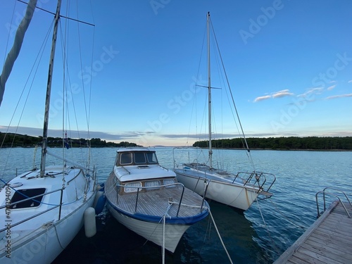Krk Insel Punat Kroatien Kvarner Bucht Adria Gespanschaft Primorje-Gorski Kotar - Hafen Boot Schiff Yacht bei Sonnenaufgang im Sommer