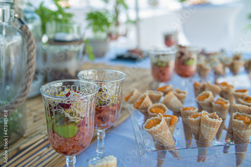 Aperitivos  c  ctel  tentempi    en terraza al aire libre. Cocktail.