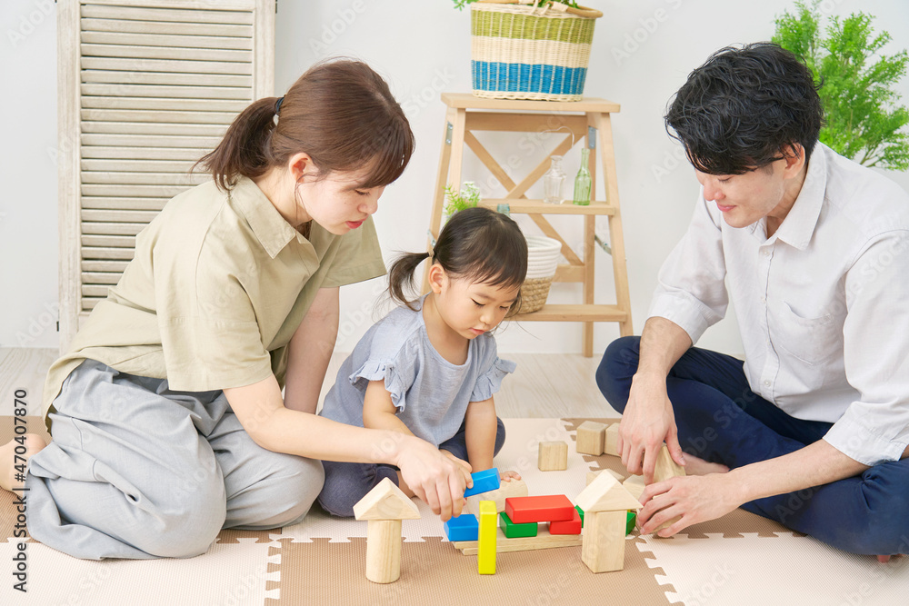 リビングで積み木で遊ぶ親子
