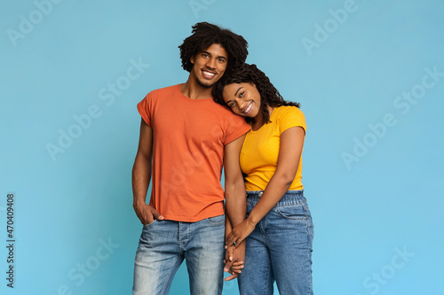 Papier peint Loving black lady bonding with her happy boyfriend