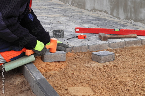 Paving. Laying paving stones, construction work. Kostka brukowa. Układanie kostki brukowej, prace budowlane.