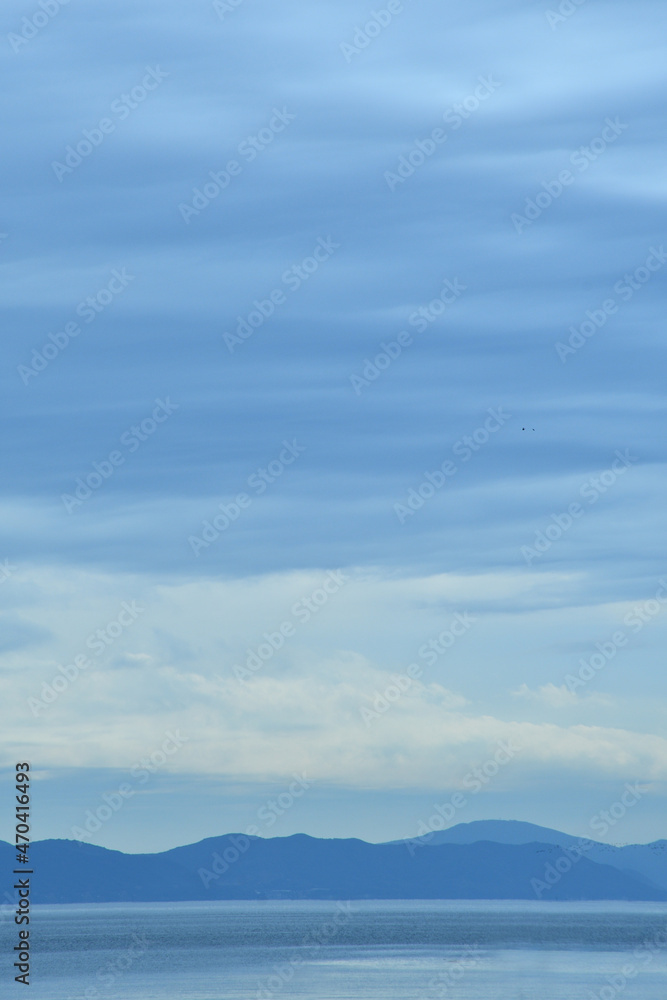 Fototapeta premium 美しい空・山・海 和風背景
