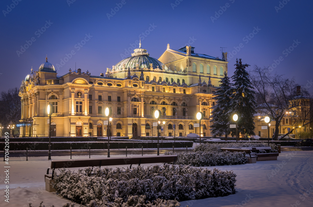 Obraz premium Slowackiego Theater in Krakow, Poland, snowy winter night