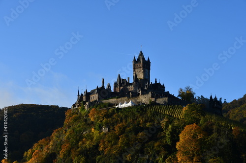 Reichsburg mit herbstlich gefärbten Landschaften in Cochem an der Mosel