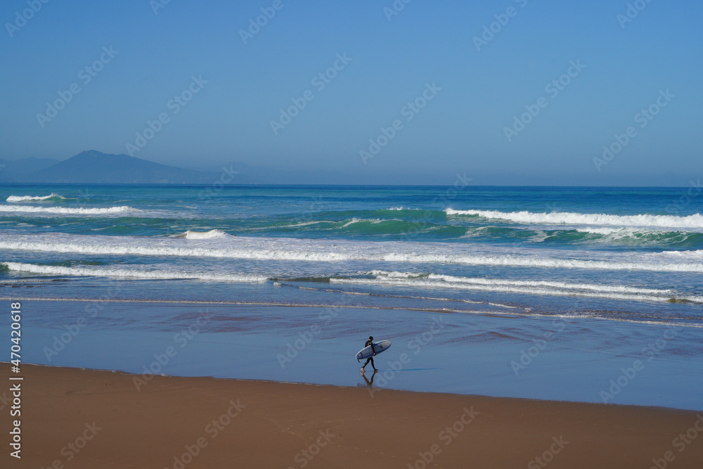 Surfeur sur la Plage de la Côte des Basques, à Biarritz