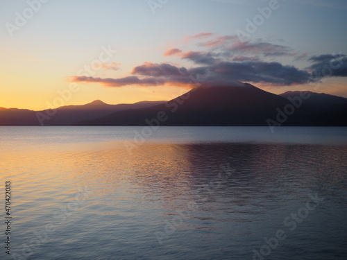 恵庭岳と支笏湖の夕焼け © tawa--mana