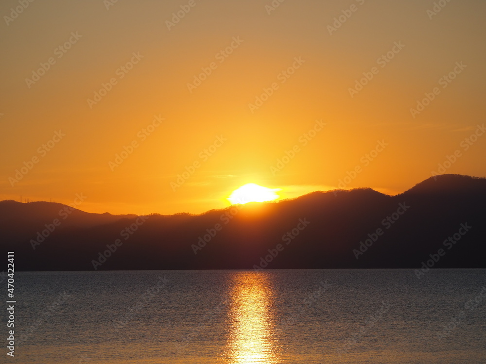 北海道の支笏湖に沈む太陽