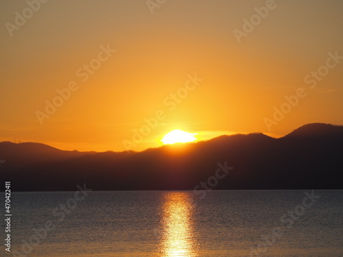 北海道の支笏湖に沈む太陽