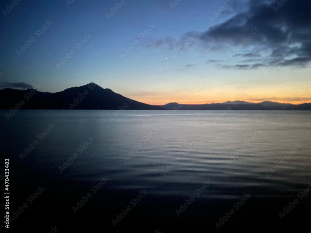 支笏湖と山の黄昏時