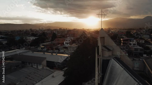 Atardecer y el sol atravesando la cruz de una iglesia