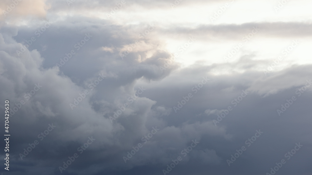 Obraz premium Storm rain clouds slowly drifting on sky