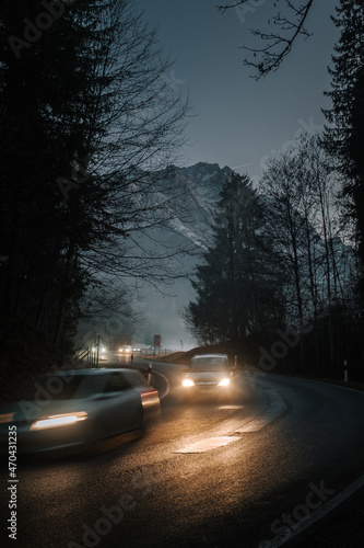 Autos vor Bergen in den Alpen