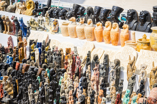 Φωτογραφία different kind of antiques are selling on a street stall in cairo, egypt