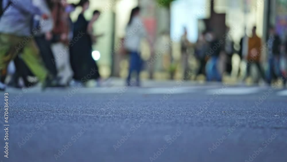横断歩道を歩く人々　雑踏　人混み　スローモーション