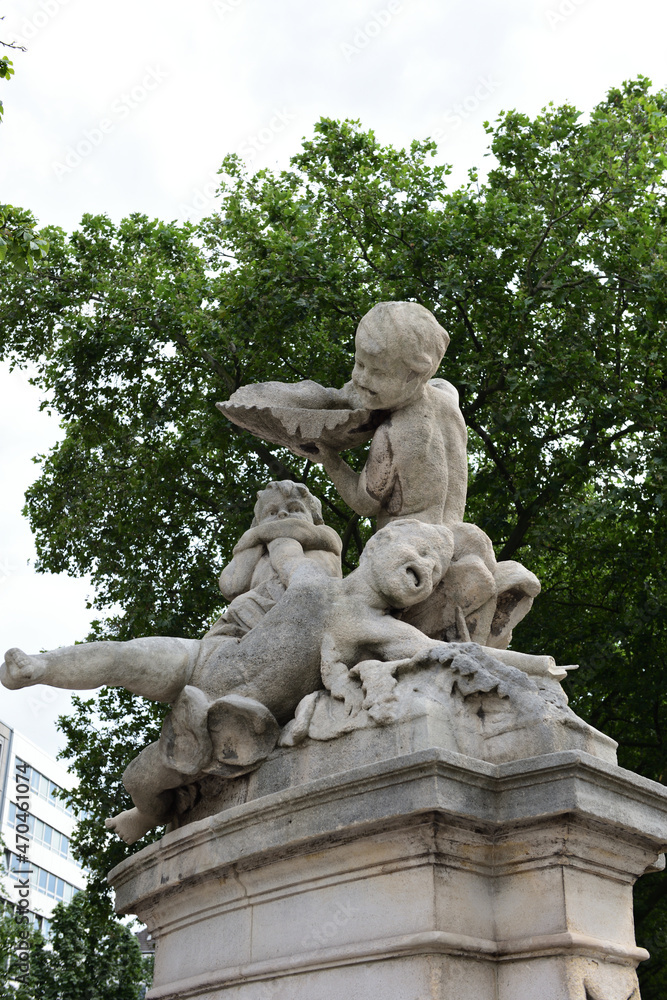 Tritonenbrunnen am Stadtgraben in düsseldorf, NRW, Deutschland Tritonenbrunnen am Stadtgraben in düsseldorf, NRW, Deutschland