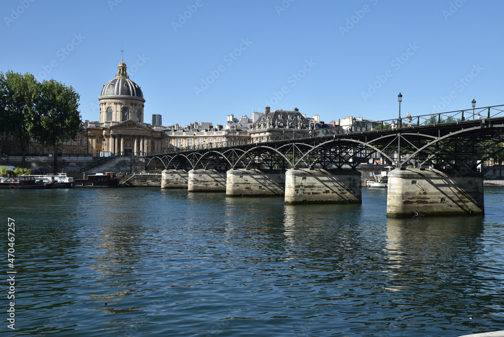 Passerelle des Arts à Paris, France Passerelle des Arts à Paris, France
