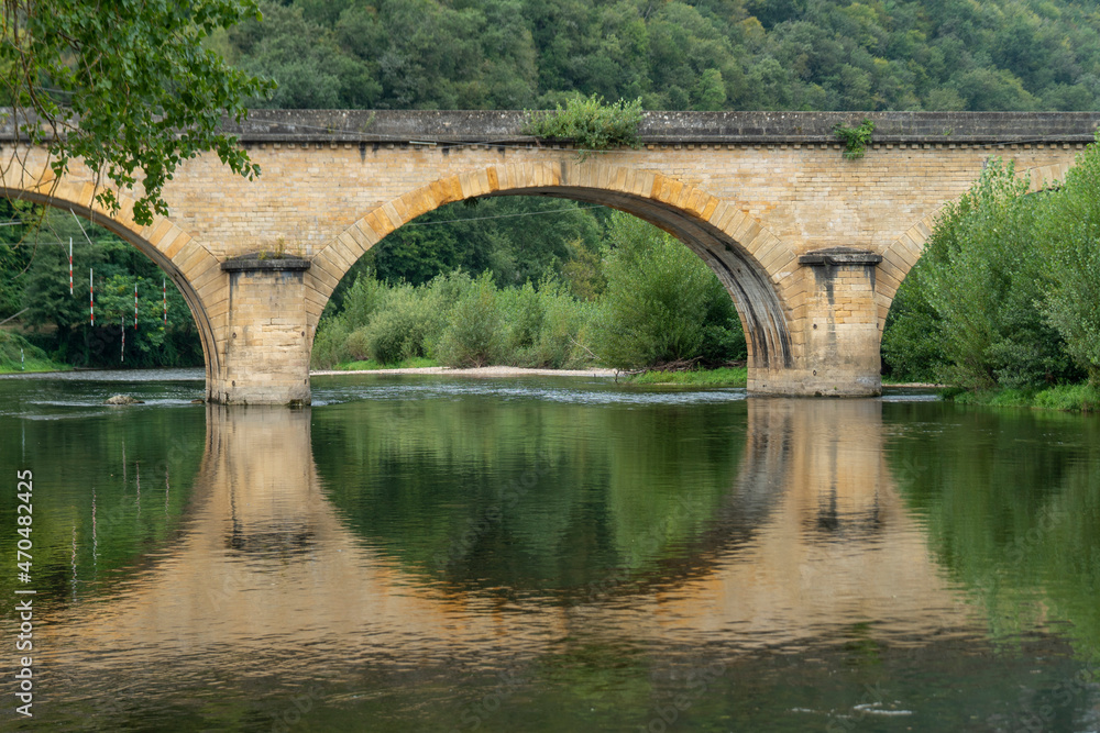 Périgord, Dordogne, Frankreich: Flusslandschaft mit Brücke