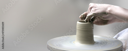 Photographie hands making ceramic cup