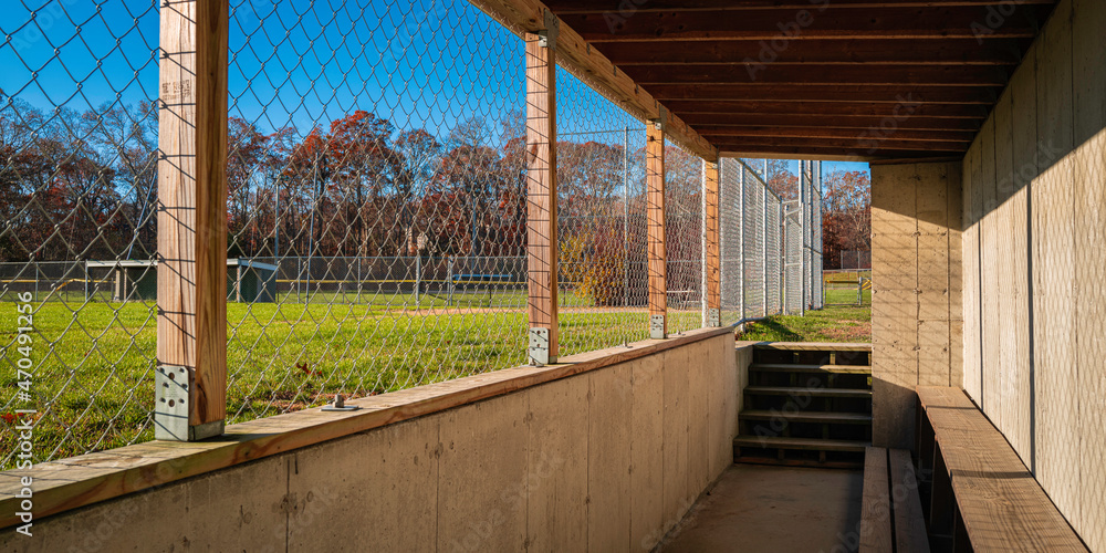 Fotografia do Stock Baseball dugout in the green park with the view of