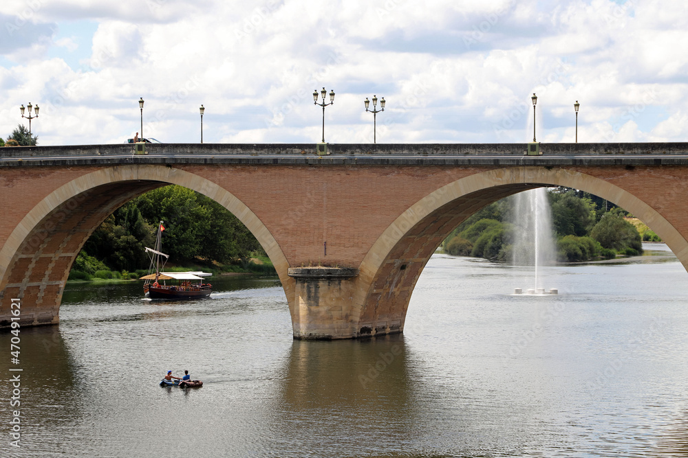 Fototapeta premium Promenade sur les rives de la Dordogne à Bergerac 
