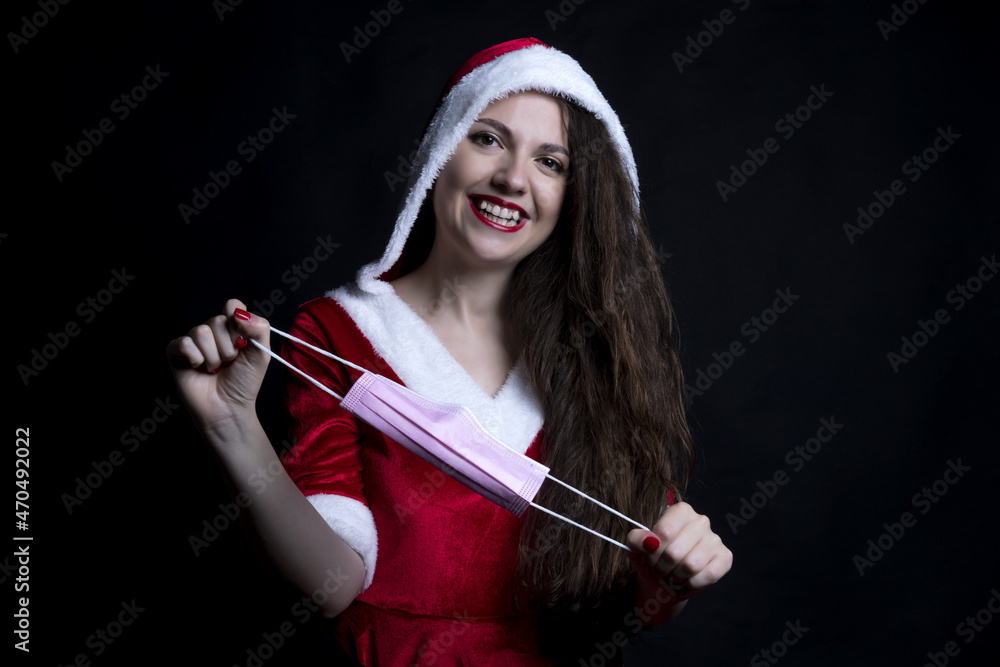 Donna con vestito da babbo natale e mascherina COVID Donna con vestito da babbo natale e mascherina COVID
