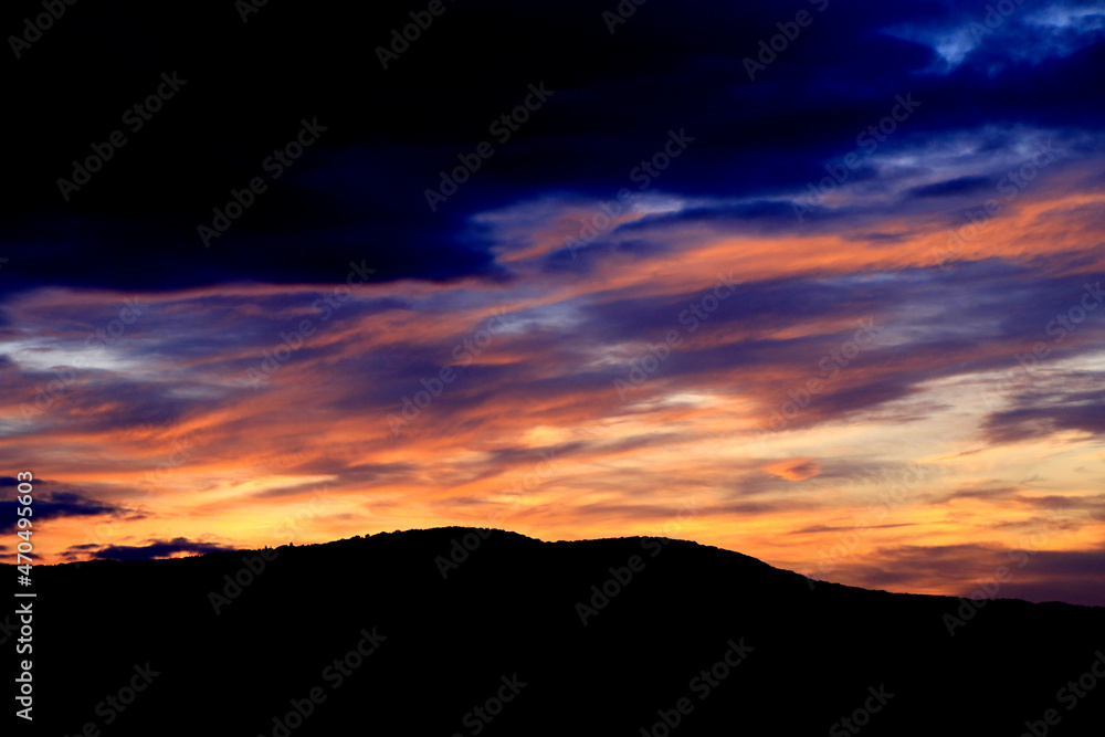 Farbenpracht am Himmel in der Rhön. Bremen, Geisa, Thüringen, Deutschland, Europa  --  
Splendor of colors in the sky in the Rhoen. Bremen, Geisa, Thuringia, Germany, Europe