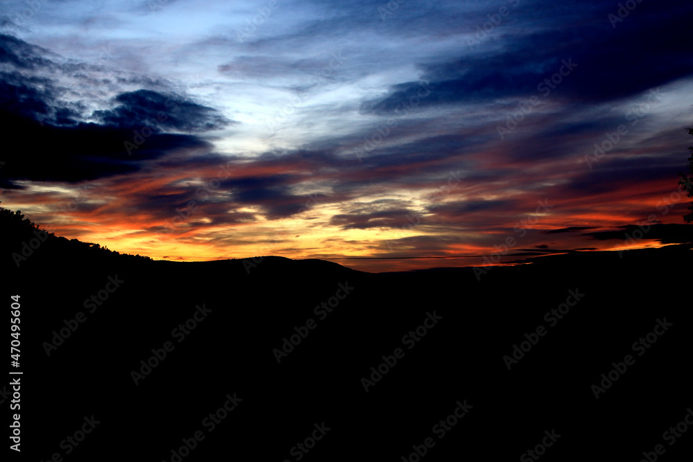 Fototapeta premium Farbenpracht am Himmel in der Rhön. Bremen, Geisa, Thüringen, Deutschland, Europa -- Splendor of colors in the sky in the Rhoen. Bremen, Geisa, Thuringia, Germany, Europe
