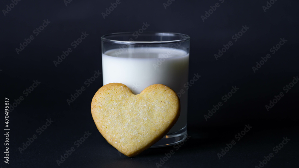 Obraz premium a glass of latte and cookie