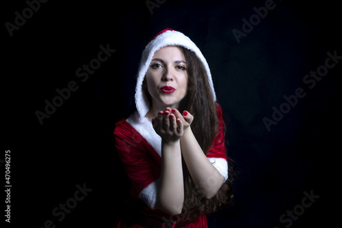 Donna con abito da Babbo Natale che invia un bacio photo