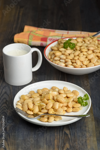 white beans baked with onions