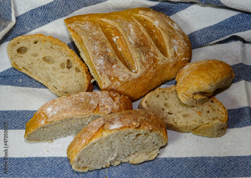 pan blanco de masa madre, sobre mantel a rayas azul y blanco