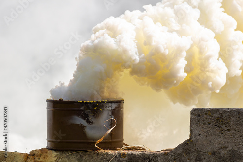 Foto The fuming smoke grenade on a destroyed brick wall during tactical training