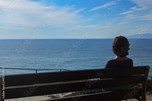 Mujer sentada de espaldas mirando al mar © Francesc Domènech