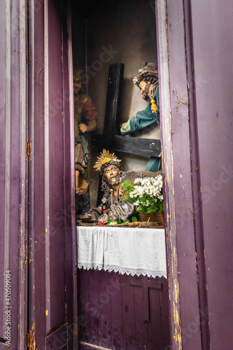 Statues stored behind a door in a small altar © Filipe Lopes