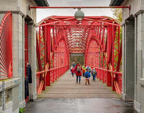 rote Stahlbrücke für Fußgänger am See in Berlin Tegel © spuno